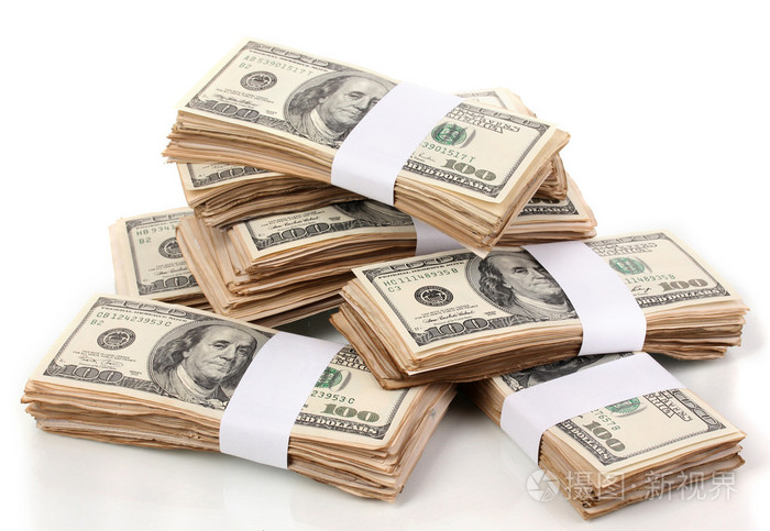 成堆的白色上孤立的一百美元钞票特写