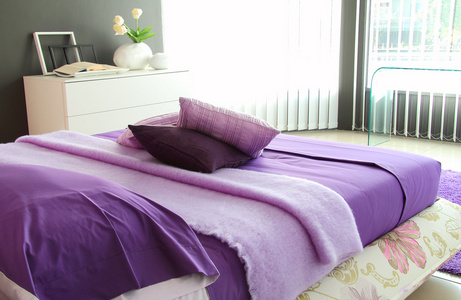 紫色卧室在清晨的阳光