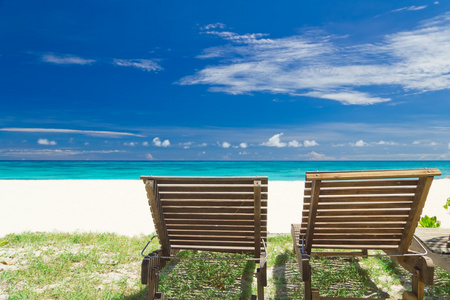 沙滩椅和轻松查看的海洋和美丽的天空