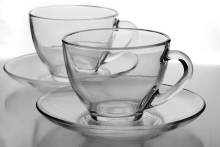 两个透明杯茶上白色隔离