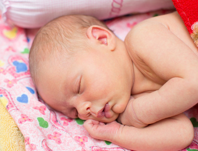 新生女婴毯子在家里睡着了图片