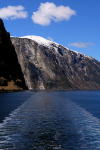 峡湾景观和山在背景下微弱