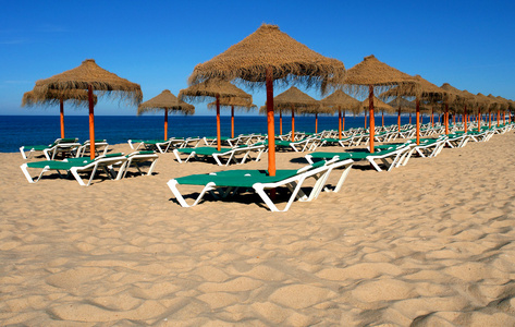 在海滩上的阳伞和太阳椅