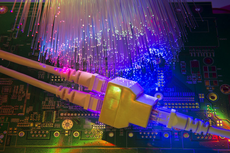 网络电缆和集线器特写与纤维光学背景