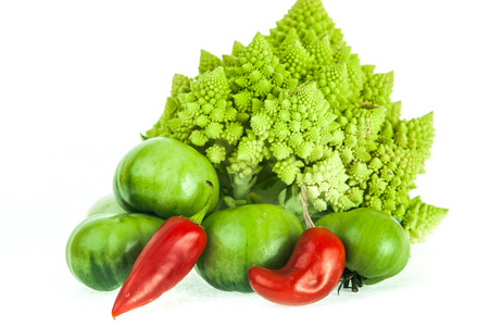 romanesco 的西兰花，绿色西红柿和红辣椒