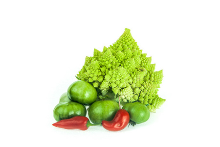 romanesco 的西兰花，绿色西红柿和红辣椒