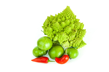 romanesco 的西兰花，绿色西红柿和红辣椒