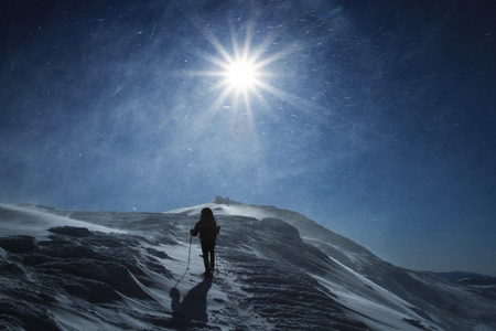 徒步旅行者在冬季山雪地行走