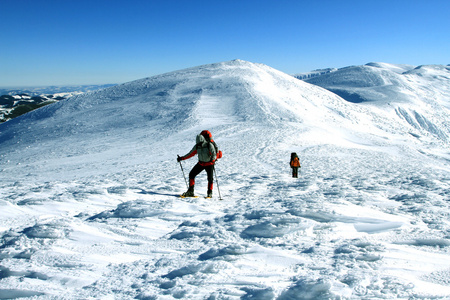 徒步旅行者在冬季山雪地行走