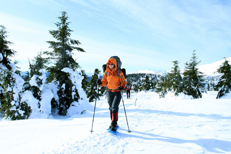 徒步旅行者在冬季山雪地行走图片