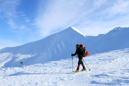 徒步旅行者在冬季山雪地行走