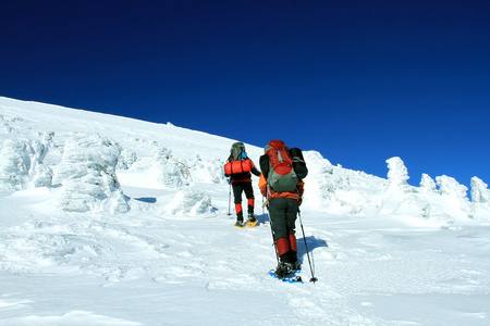 徒步旅行者在冬季山雪地行走