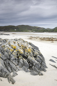 岸边湾海滩上，苏格兰岩石