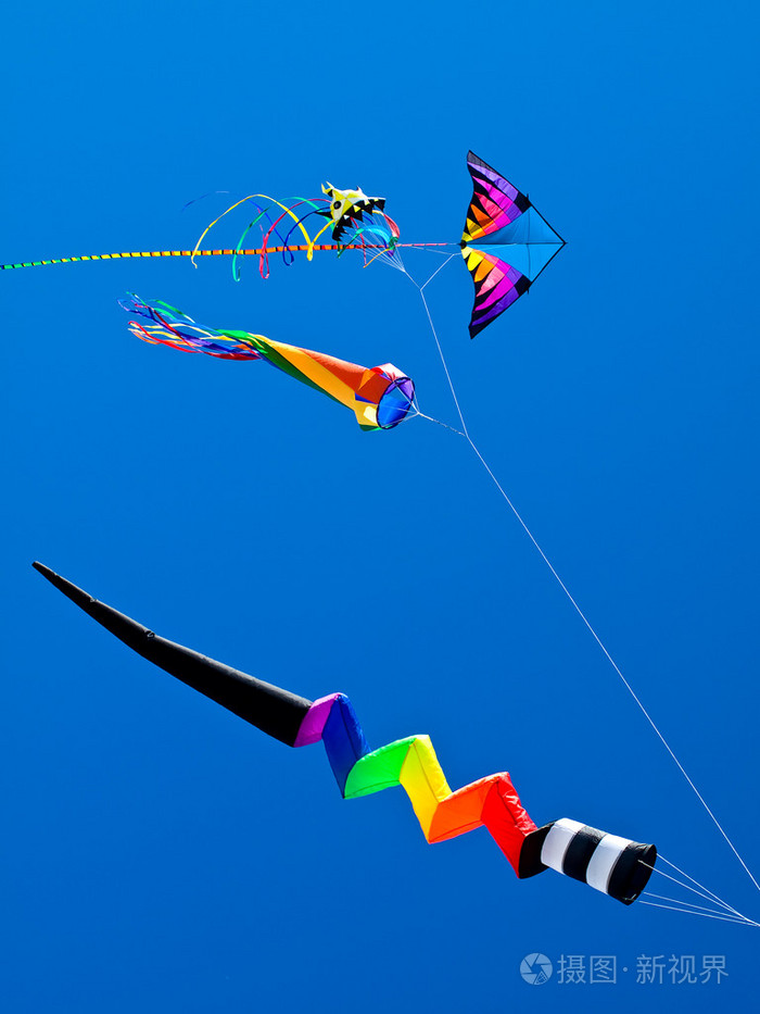 各种五颜六色的风筝在蔚蓝的天空飞