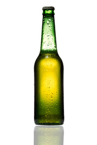啤酒倾注在白色背景上的玻璃