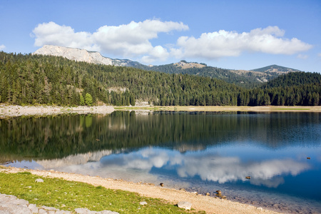 山湖滑水反射在光滑的水中的高山湖泊反射