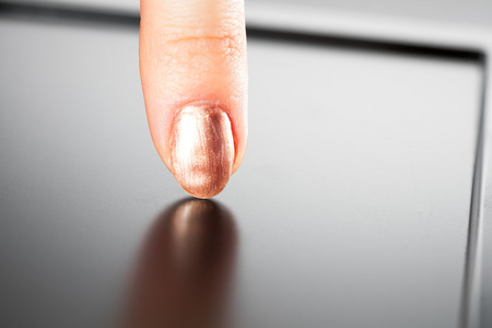 个一个手指触碰屏幕触摸板 pc,在白色背景上孤立相似素材图片