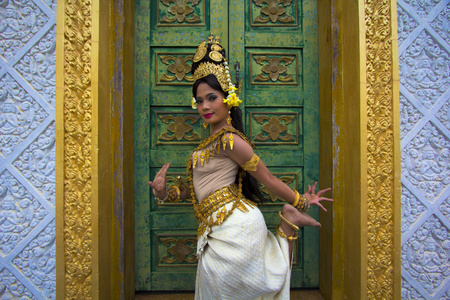 寺中的仙女舞者性能图片