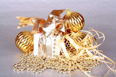 银色背景上的金色圣诞装饰。