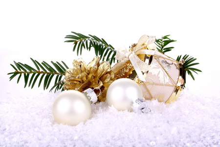 在白色背景上的金色圣诞装饰。