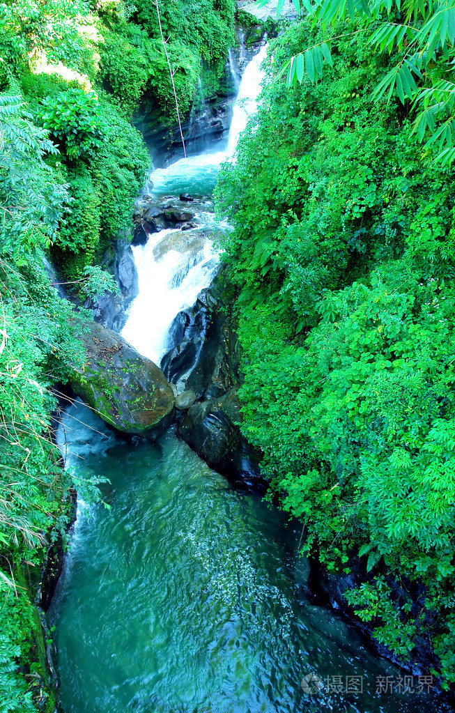 石头背景上水分流运动