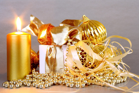 金色圣诞装饰用蜡烛