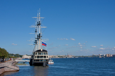 上河涅瓦河，圣彼得堡，俄罗斯护卫舰