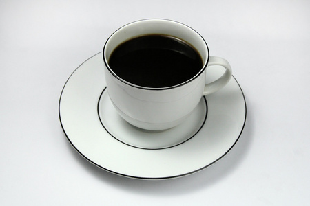 杯在白色背景上的黑咖啡
