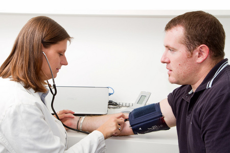 血压测量。医生和病人