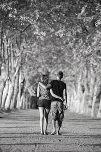 夫妇在浪漫散步