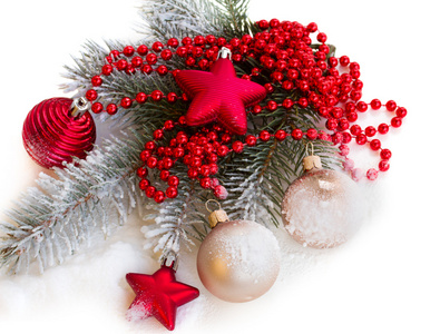 杉木树分支与圣诞装饰品