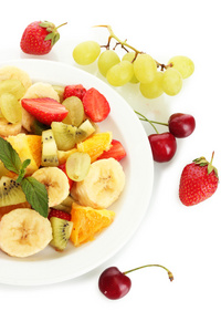 新鲜水果沙拉上板和孤立在白色的浆果