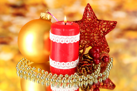 在明亮的背景上的圣诞装饰红色蜡烛