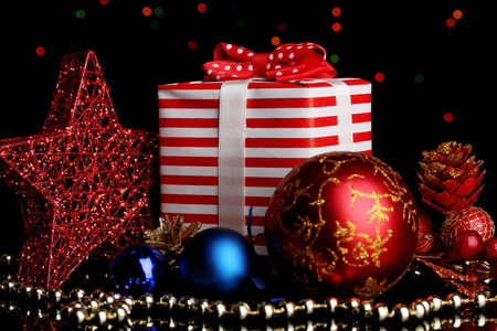 圣诞新年的装饰和礼品的新的一年组成灯背景