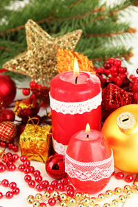 红蜡烛与光背景上的圣诞装饰