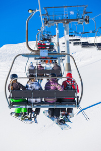 滑雪者在滑雪缆车上图片