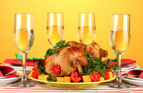 宴会桌上橙色背景特写的烤鸡。感恩节这一天