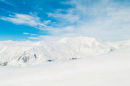 在明亮的冬日雪山山脉图片