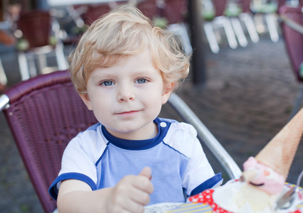 在夏天吃冰淇淋的小小孩男孩