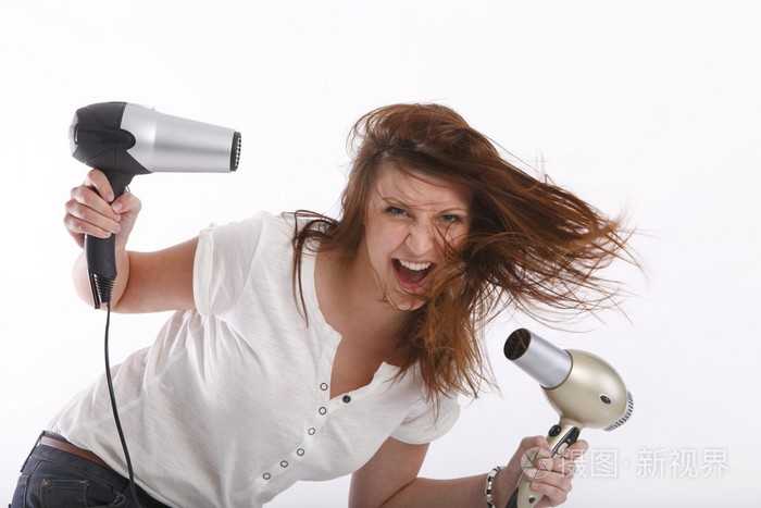 女孩用手中的吹风机