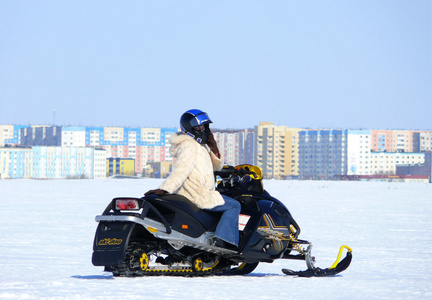 美丽的女孩雪地摩托