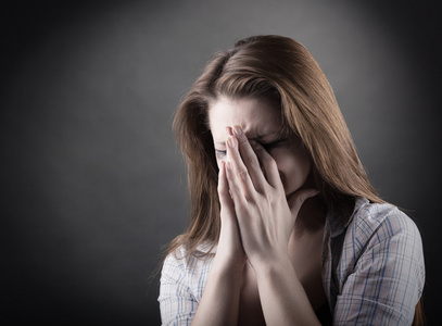 年轻女人哭照片