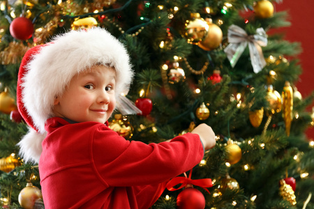 男孩装饰圣诞树