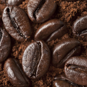 特写咖啡豆烘焙的咖啡堆。关于刑事责任年龄的咖啡豆
