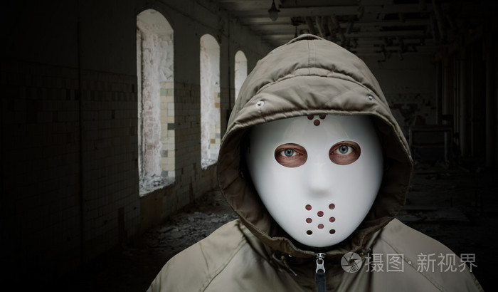 戴着面具的诡异男子