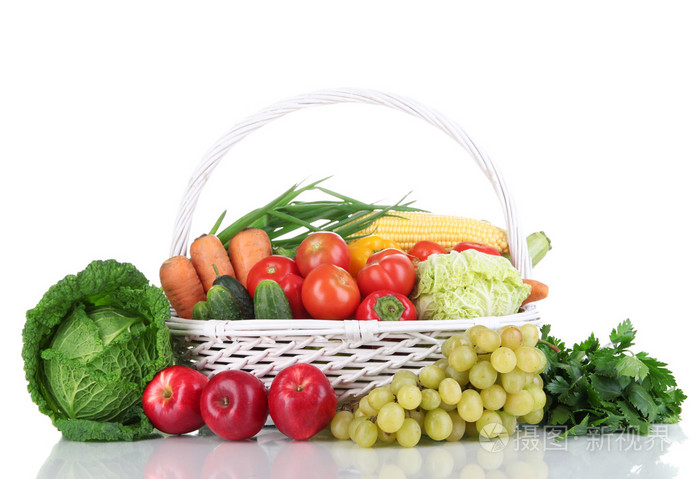 作文与蔬菜和水果的柳条篮上白色隔离
