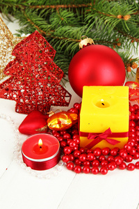 黄色蜡烛与光背景上的圣诞装饰