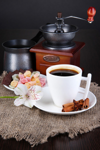 白杯土耳其咖啡，讲授喜悦 咖啡壶和木桌上的咖啡磨