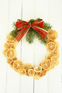 干柠檬与杉木树和弓，木在白色背景上的圣诞花环