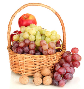 葡萄在篮子里的坚果上白色隔离